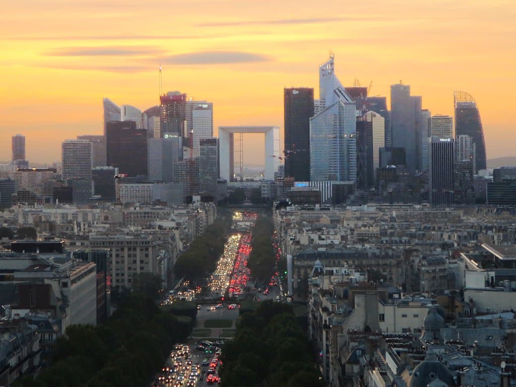 Quartier d'affaires de La Défense à Paris au crépuscule