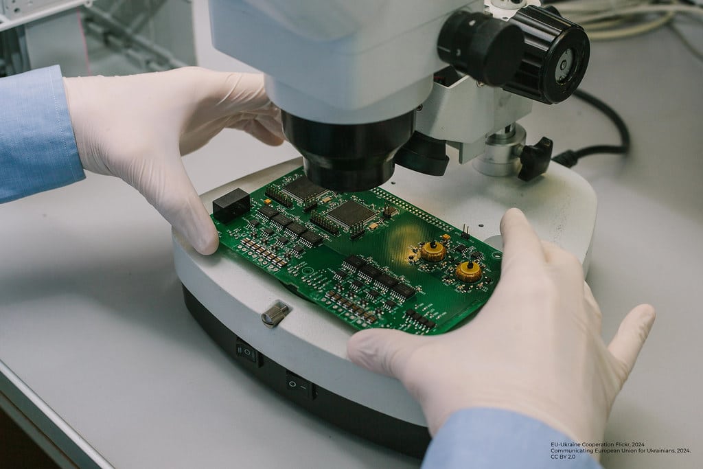 Inspection d'un circuit imprimé sous microscope